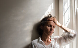 Heb je het gevoel dat je in een emotionele en fysieke achtbaan zit? Je verbeeldt het je niet. Dit is wat er gebeurt in je lichaam tijdens de perimenopauze!