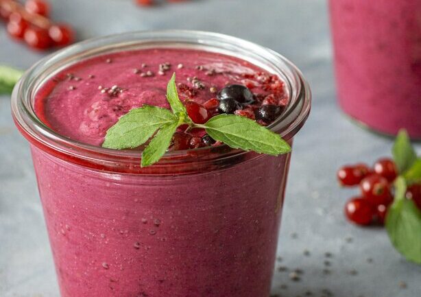 Bietensmoothie met blauwe bessen ondersteunen je hormonen in perimenopauze